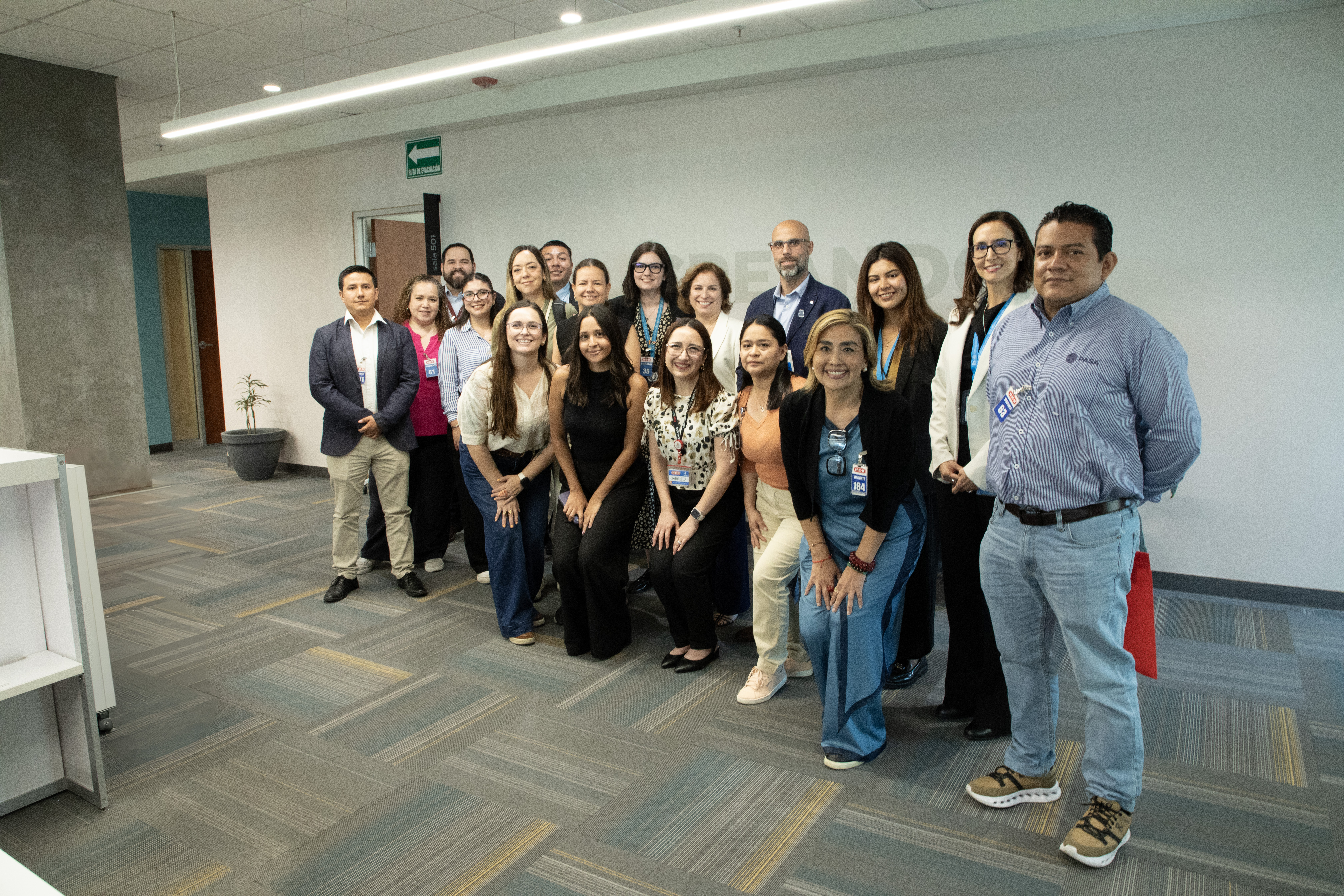 Foto grupal H-E-B, ACNUR y empresas participantes